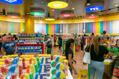 M Ms dünya şeker dükkanı soymak, insanlar katılmak