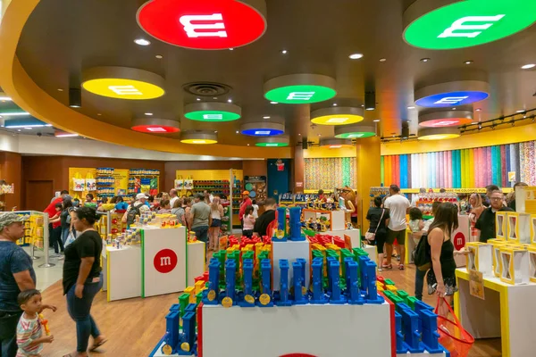 Le persone frequentano M MS World Candy Store presso la Strip — Foto Stock