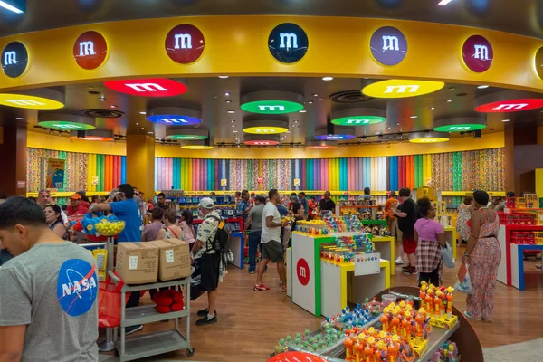 Люди посещают M MS World Candy Store на Стрипе — стоковое фото