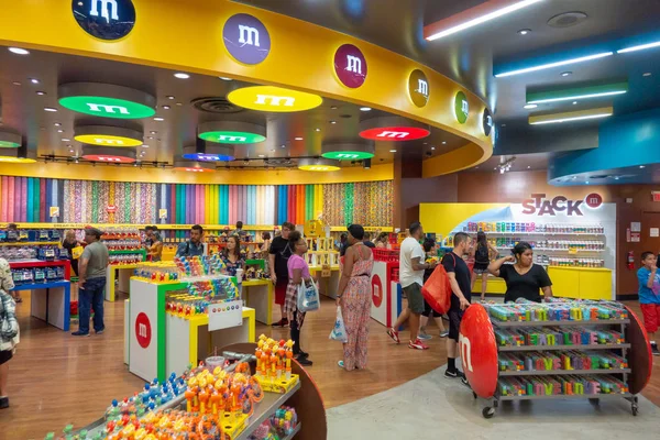 Люди посещают M MS World Candy Store на Стрипе — стоковое фото