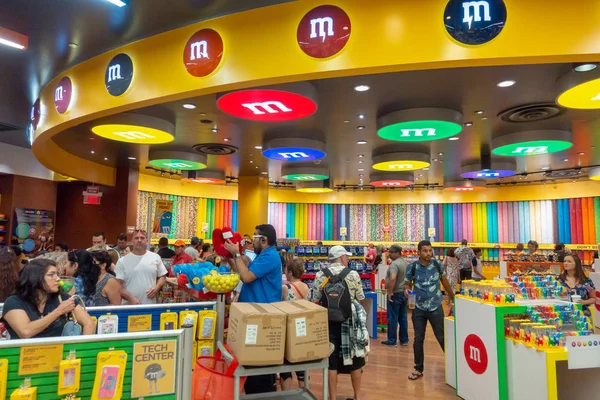 La gente asiste a M MS World Candy Store en el Strip — Foto de Stock