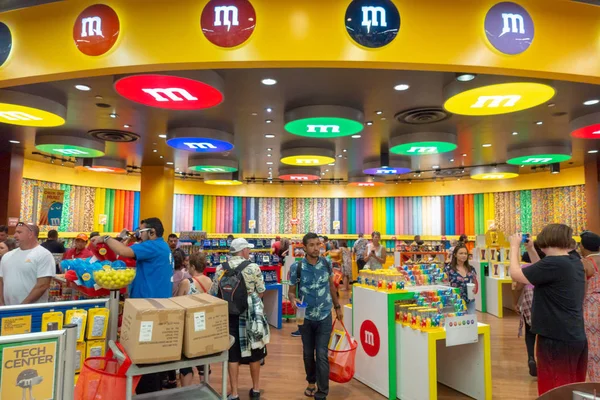 Le persone frequentano M MS World Candy Store presso la Strip — Foto Stock