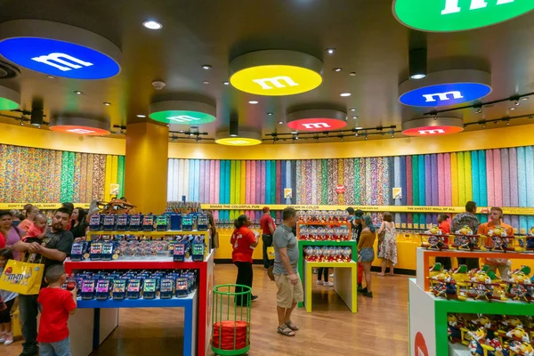 Le persone frequentano M MS World Candy Store presso la Strip — Foto Stock