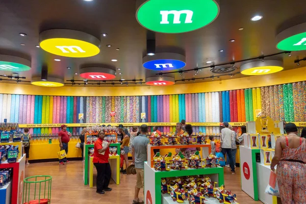 Люди посещают M MS World Candy Store на Стрипе — стоковое фото