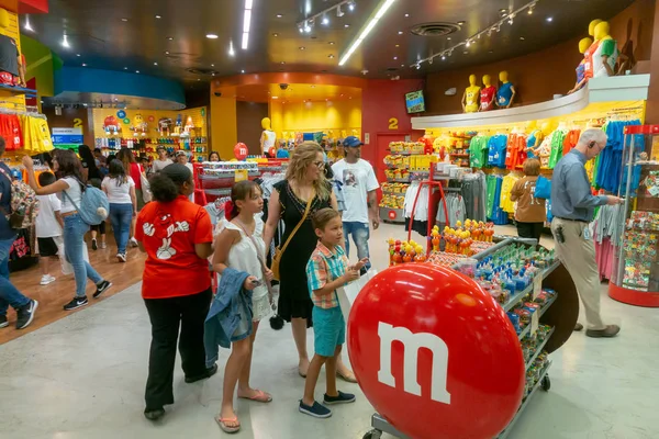 Люди посещают M MS World Candy Store на Стрипе — стоковое фото