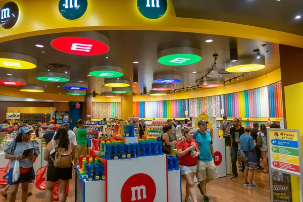 Люди посещают M MS World Candy Store на Стрипе — стоковое фото