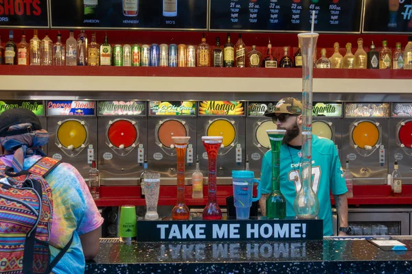 Люди покупают алкогольные напитки в баре — стоковое фото