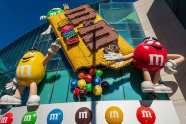 M Ms dünya şeker dükkanı soymak, insanlar katılmak