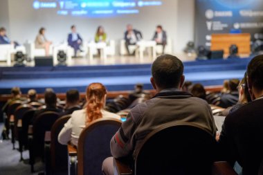 Öğretim görevlisi Konferansı'nda seyirci dinler