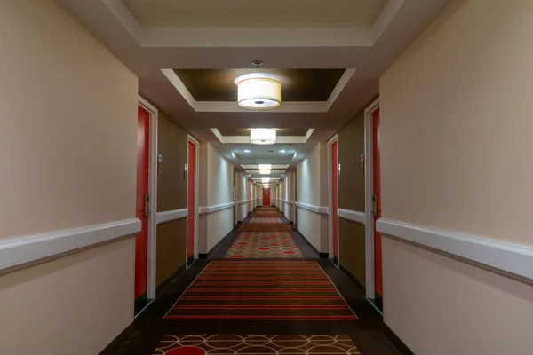 POV chodzenia w długi korytarz — Zdjęcie stockowe