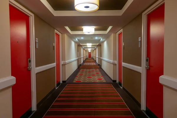 POV chodzenia w długi korytarz — Zdjęcie stockowe