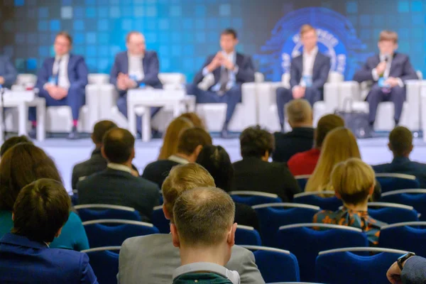 El público escucha al conferenciante en la conferencia — Foto de Stock