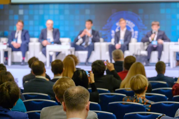 Publiken Lyssnar Föreläsare Vid Konferensen Business Bakifrån — Stockfoto
