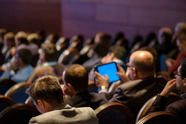 Le persone partecipano alla conferenza di business nella sala congressi — Foto Stock