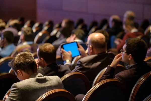 Mensen wonen zakelijke bijeenkomst in zaal van het hotelcongres — Stockfoto