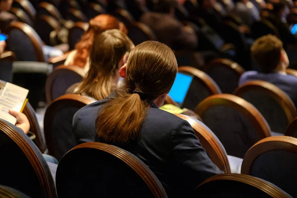 Le persone partecipano alla conferenza di business nella sala congressi — Foto Stock