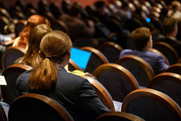 La gente asiste a conferencias de negocios en la sala de congresos —  Fotos de Stock