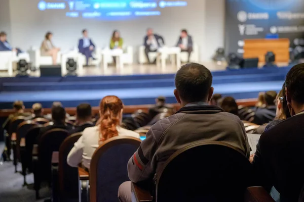 El público escucha al conferenciante en la conferencia — Foto de Stock