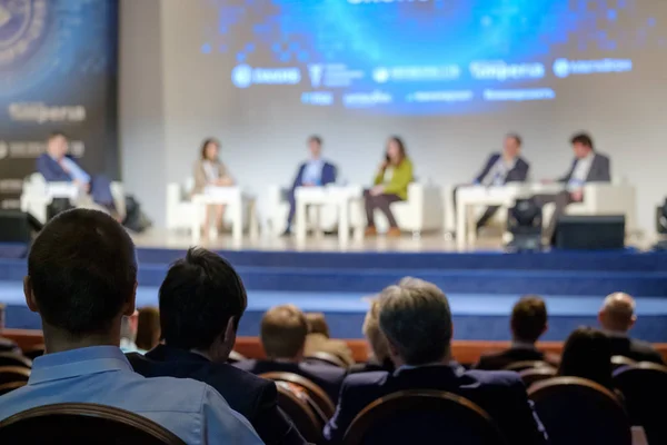 Publiek luistert naar de docent tijdens de conferentie — Stockfoto