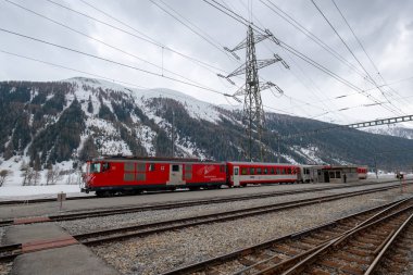 İsviçre tren dağ tünel gider