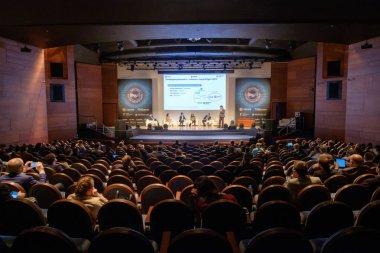 İnsanlar blockchain konferansına Kongre salonunda