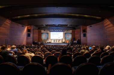 İnsanlar blockchain konferansına Kongre salonunda