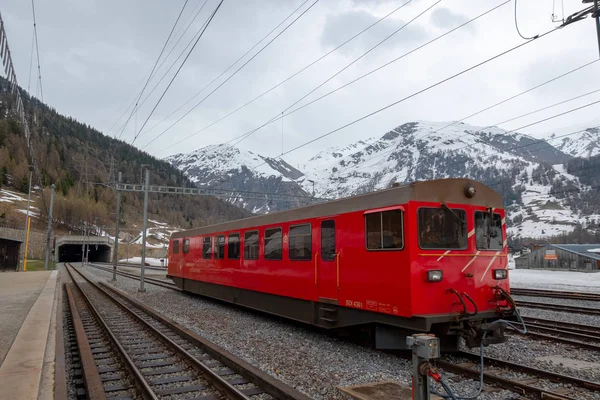 Швейцарский поезд идет в горный туннель — стоковое фото