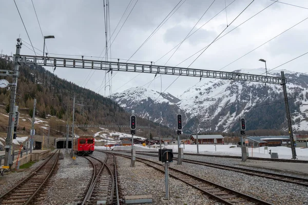 Швейцарский поезд идет в горный туннель — стоковое фото