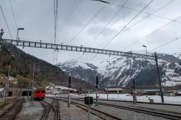 İsviçre tren dağ tünel gider