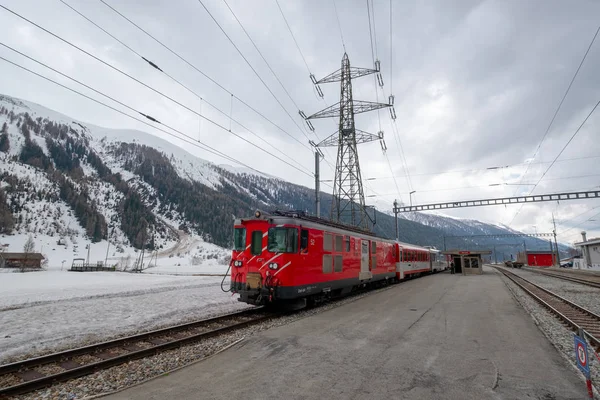 Schweiziska tåg går till berget tunneln — Stockfoto