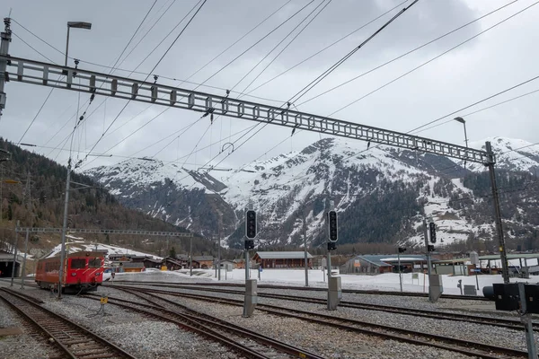 Il treno svizzero va alla galleria di montagna — Foto Stock