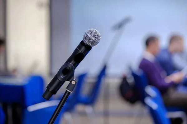 Micrófono de cerca en la conferencia — Foto de Stock