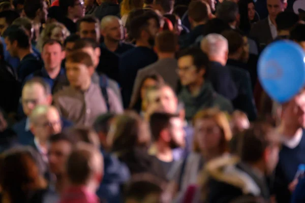 Multitud de personas visitan evento de negocios —  Fotos de Stock