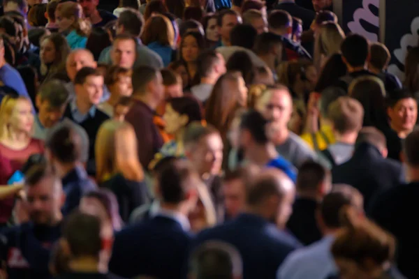 Multidão de pessoas visitam evento de negócios — Fotografia de Stock