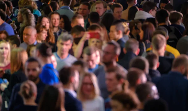 Foule de gens visitent événement d'affaires — Photo