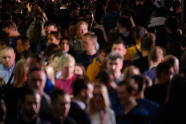 Foule de gens visitent événement d'affaires — Photo