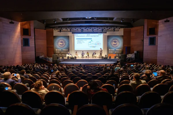 Mensen wonen de Conferentie van de blockchain in zaal van het hotelcongres — Stockfoto