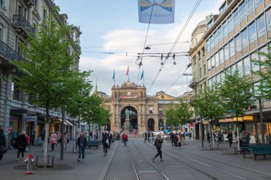 Sabah zaman Bahnhofstrasse, kişi ve şehir ulaşım