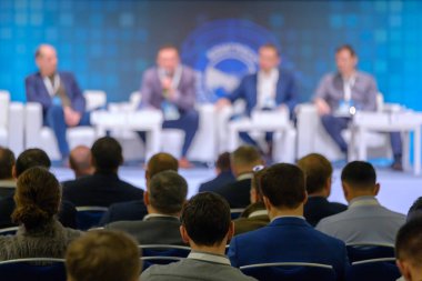 Öğretim görevlisi Konferansı'nda seyirci dinler