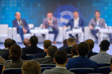 Öğretim görevlisi Konferansı'nda seyirci dinler