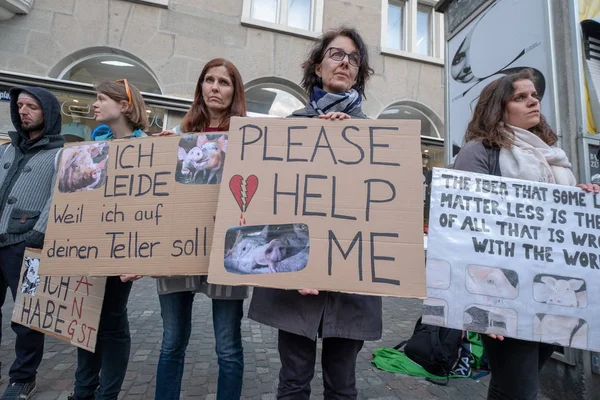 Люди принимают участие в уличных протестах против убийства животных — стоковое фото