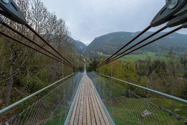 Hängebrücke in der Schweiz — Stockfoto