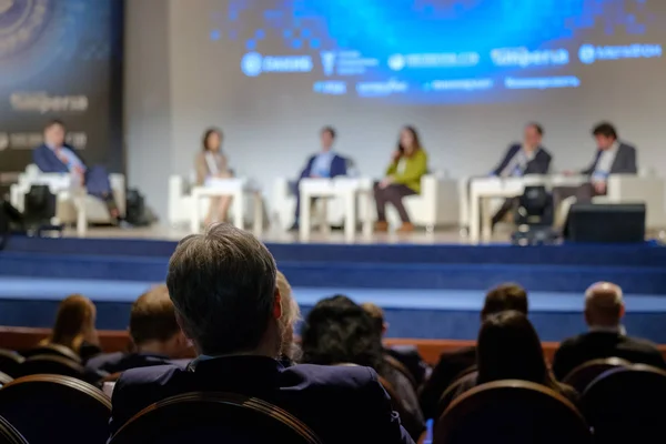 Audiência ouve palestrante na conferência — Fotografia de Stock