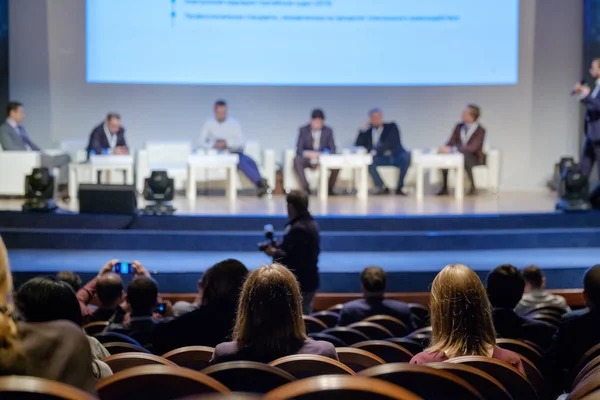 Audiência ouve palestrante na conferência — Fotografia de Stock