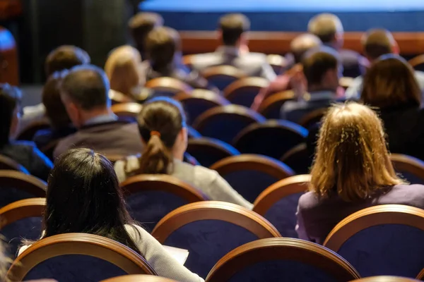 Menschen besuchen Business-Konferenz in Kongresshalle — Stockfoto