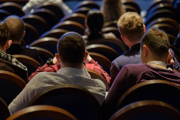 Mensen wonen zakelijke bijeenkomst in zaal van het hotelcongres — Stockfoto