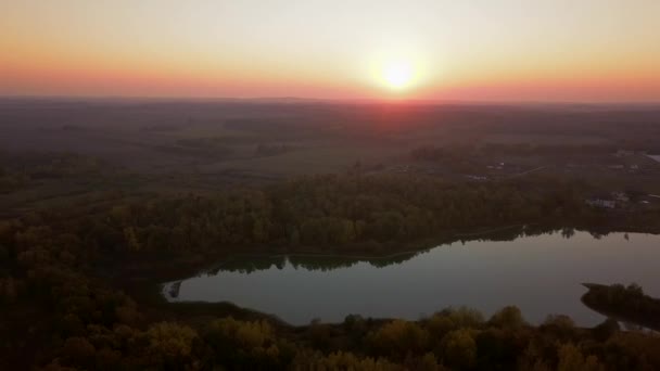 Воздушный пейзаж озера — стоковое видео