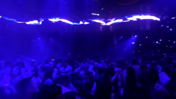 Mensen dansen in de nachtclub Omnia — Stockvideo