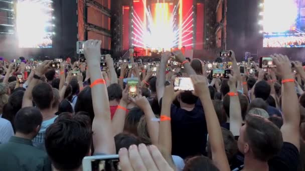 Los fans filman video en teléfonos inteligentes — Vídeo de stock
