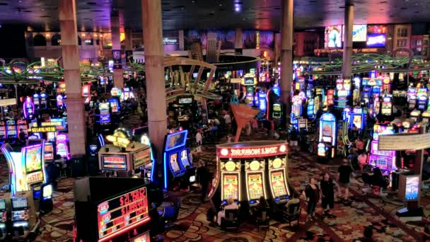 Mensen spelen slotmachines bij Mgm casino — Stockvideo